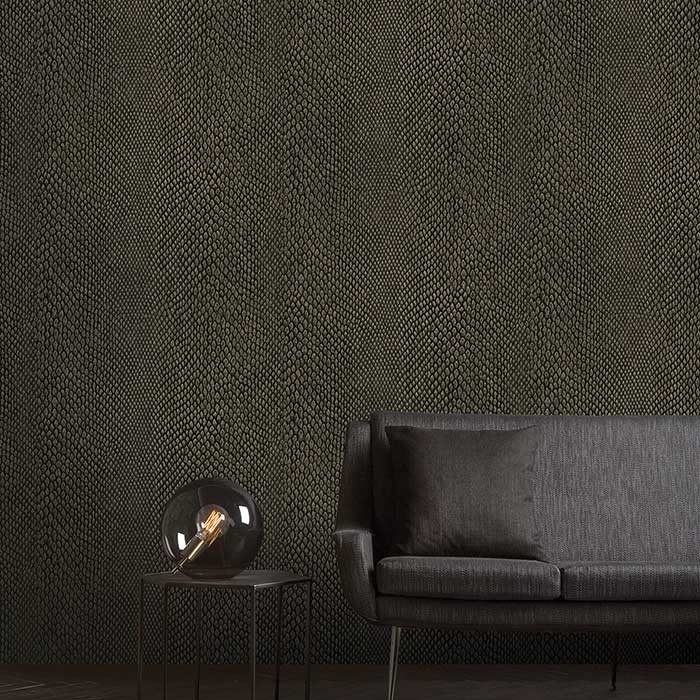 Tapet dormitor model imitatie piele de sarpe culoare maro Perla NHW1039-ambient